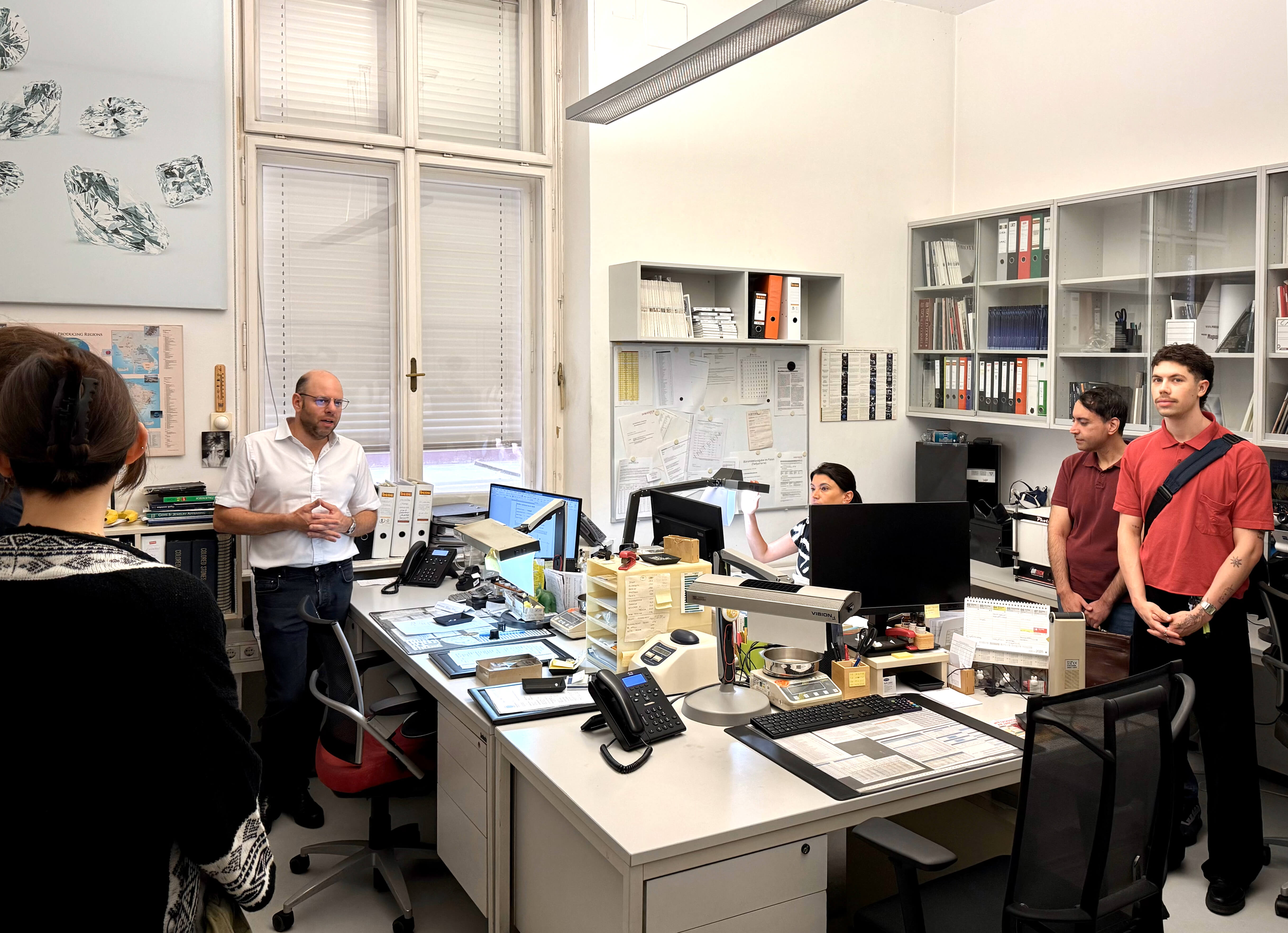 Laborleiter Schätzmeister Eckmann informierte von der Unterscheidung zwischen Gemmologie (Lehre über Edelsteine) und Mineralogie (Wissenschaft über Mineralien und Gesteine) bis hin zur Methodik von Gutachten und Preisbewertungen. Laborleiter Schätzmeister Eckmann informierte über die Tätigkeiten von Gemmologen und Sachverständigen