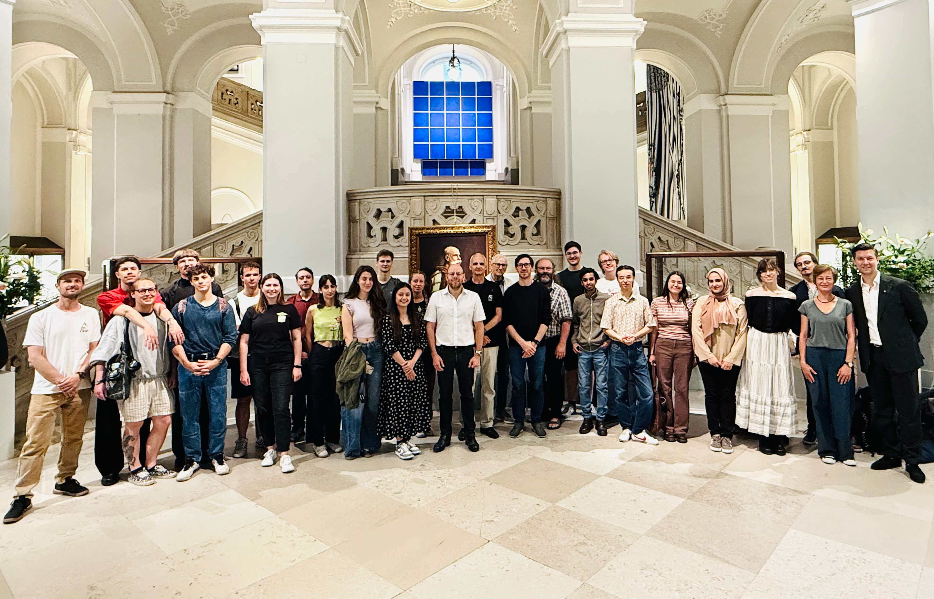 Gruppenfoto: Ein Besuch im Dorotheum Juwelenlabor