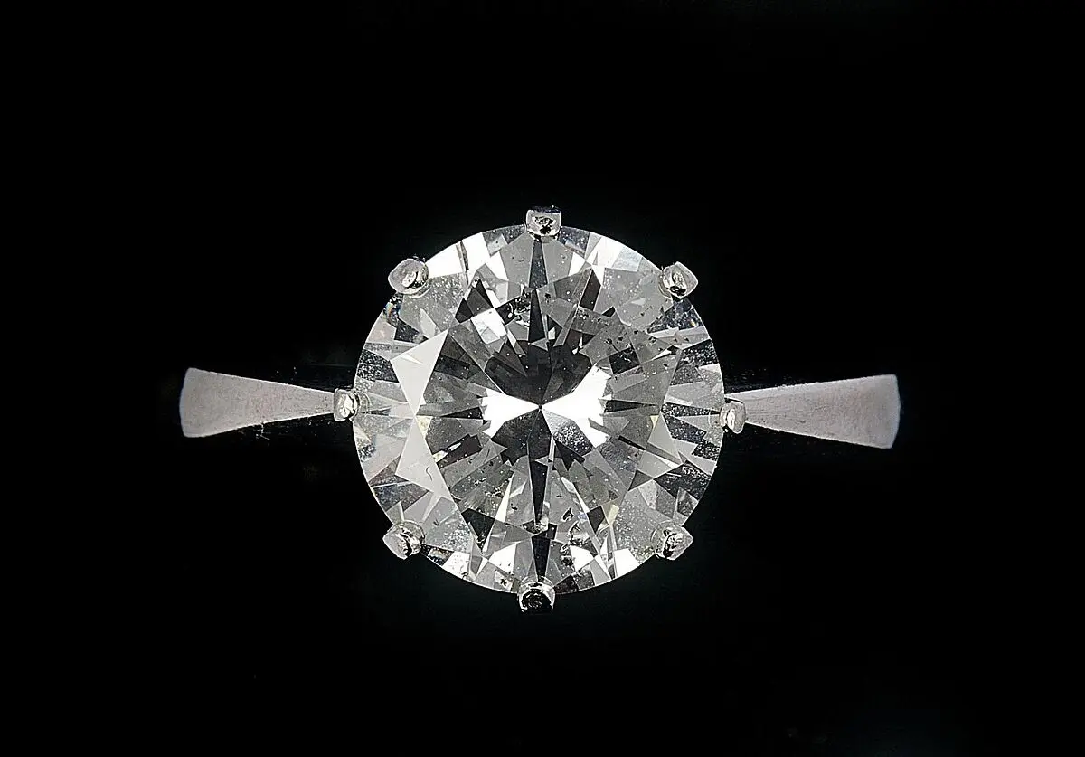 Ring mit Brillant Brillant mit sichtbaren Einschlüssen