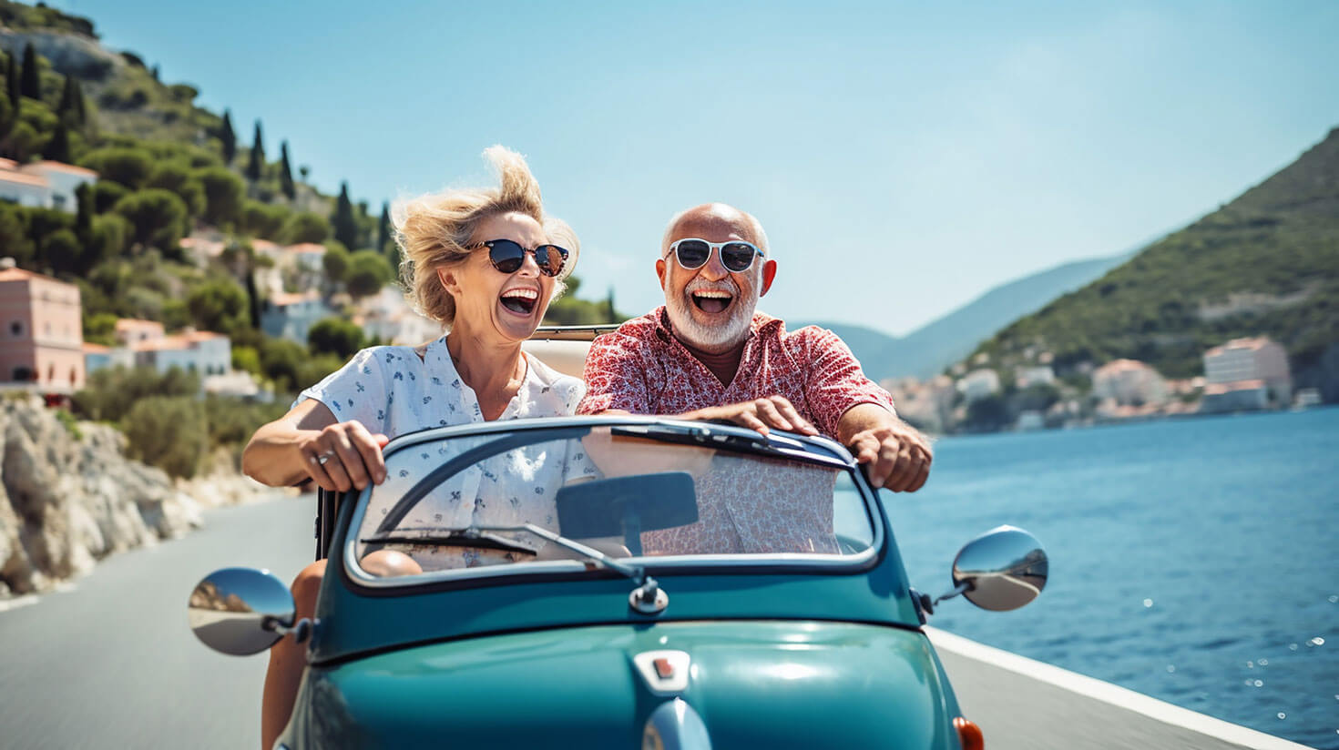 unbeschwert im Urlaub da der Schmuck sicher ist Ein fröhliches Rentnerpaar im Cabrio am Meer-