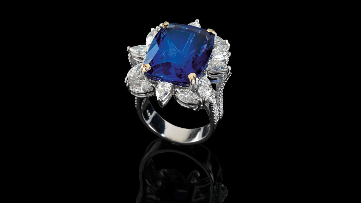 Ring aus Weißgold mit Diamanten und einem intensiv blauem Tansanit