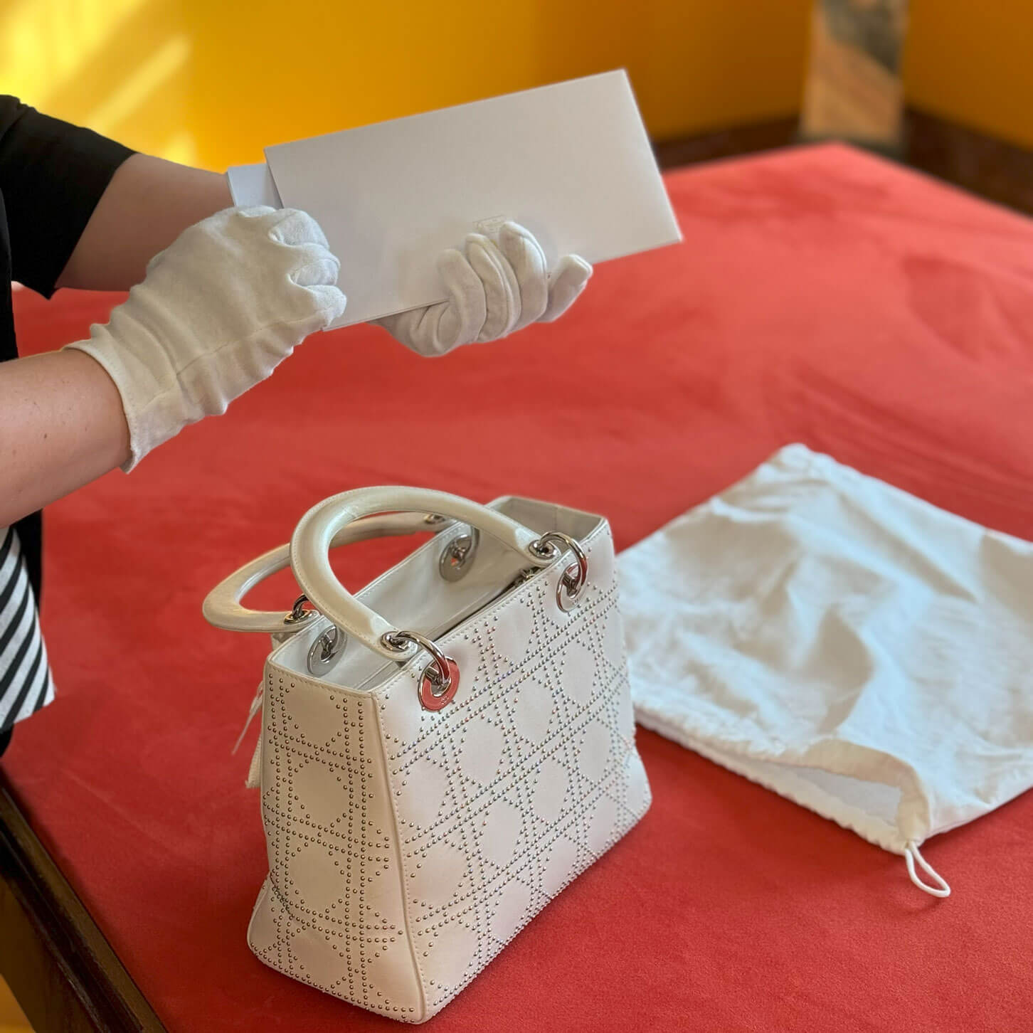 Handtasche mit Rechnung als Sicherstellung für ein Pfanddarlehen; 