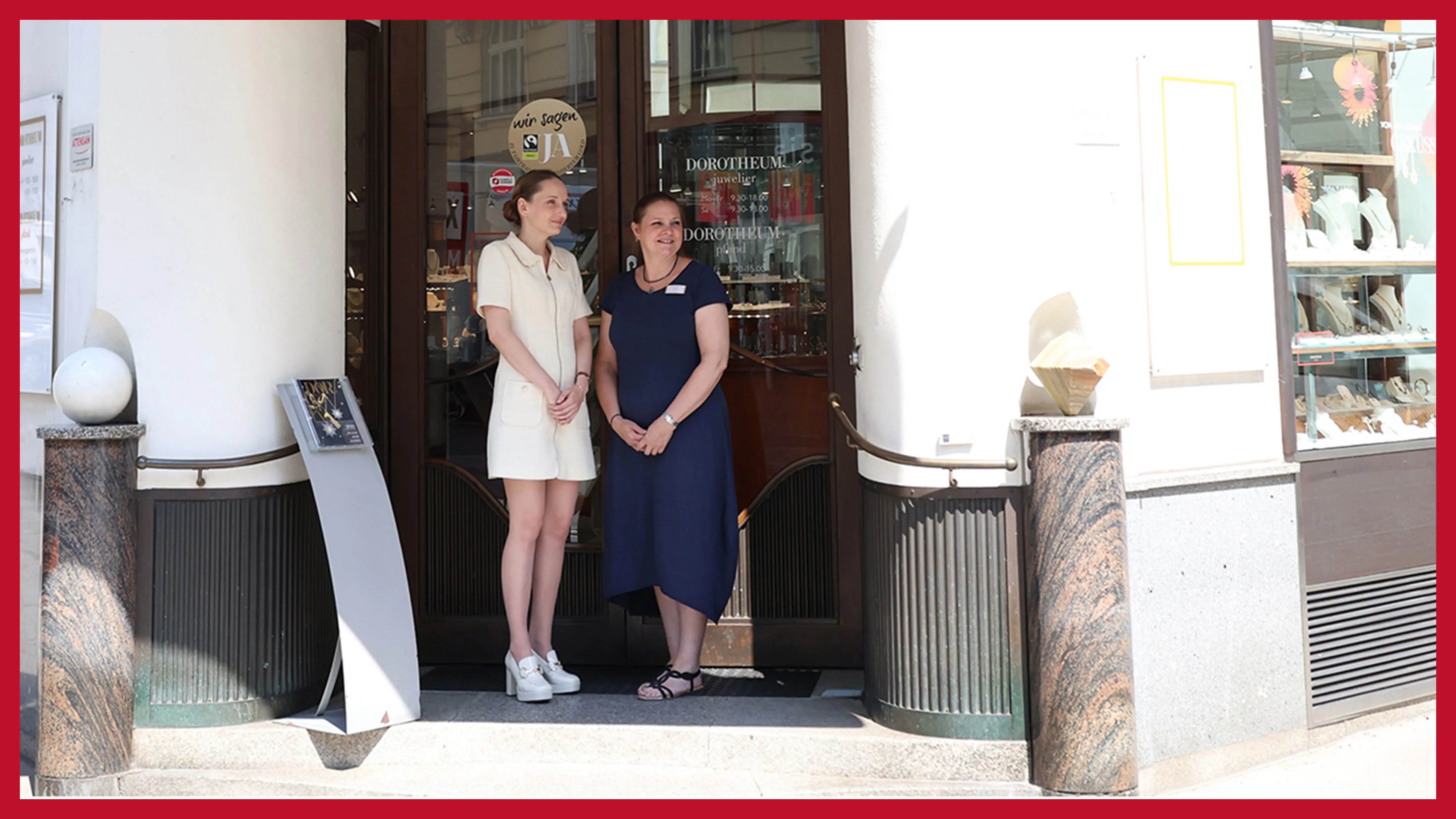 Das Team der Pfandleihe 1180 Wien zweikoepfiges-team-vor-der-tuer-unter-dem-tuerbogen-im-schatten-an-einem-sommertag