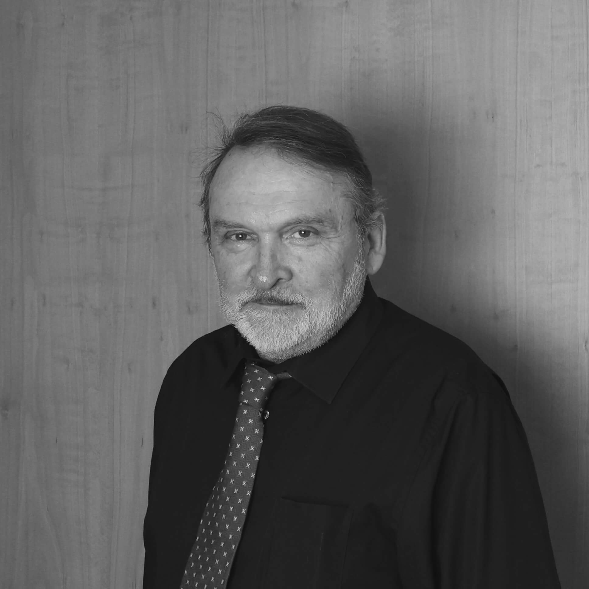 Johannes Simek filialleiter-in-dunklem-hemd-vor-einer-wand-in-schwarz-weiß