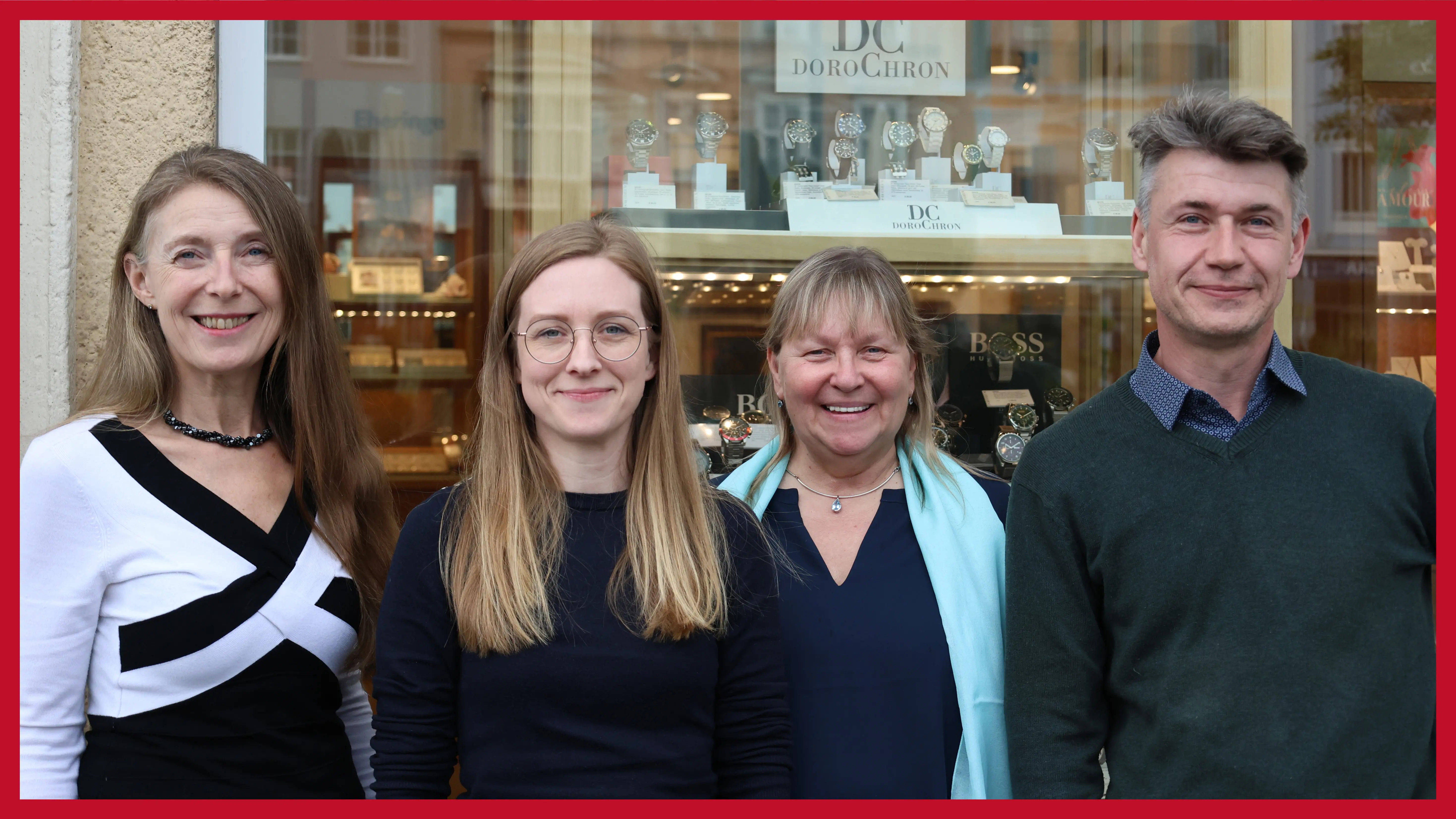 Das Team der Pfandleihe St. Pölten vierkoepfiges-team-vor-der-filiale-an-eine-bewoelkten-tag