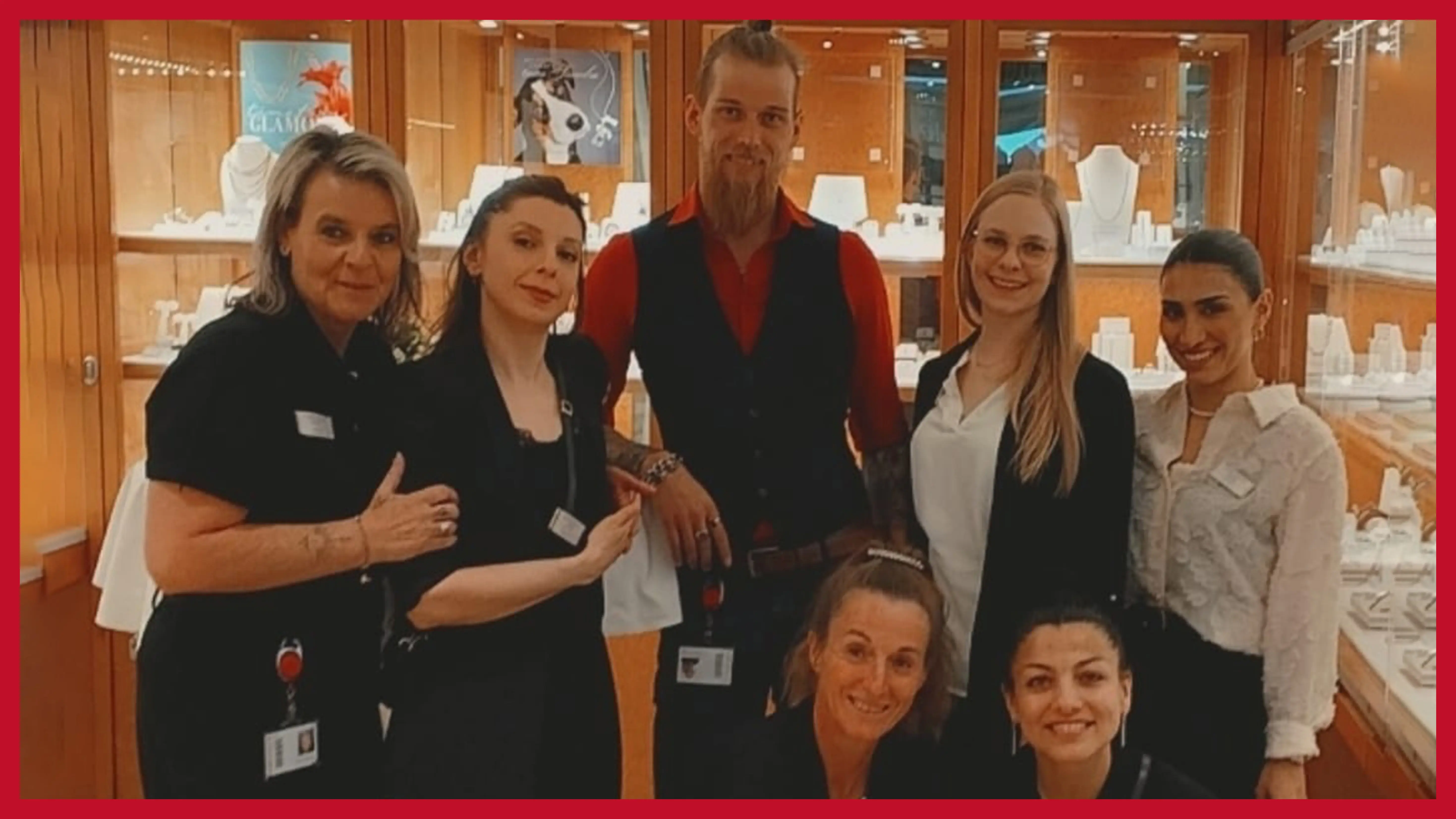 Das Team der Pfandleihe Pasching siebenkoepfiges-team-vor-einer-schmuckvitrine-in-der-filiale