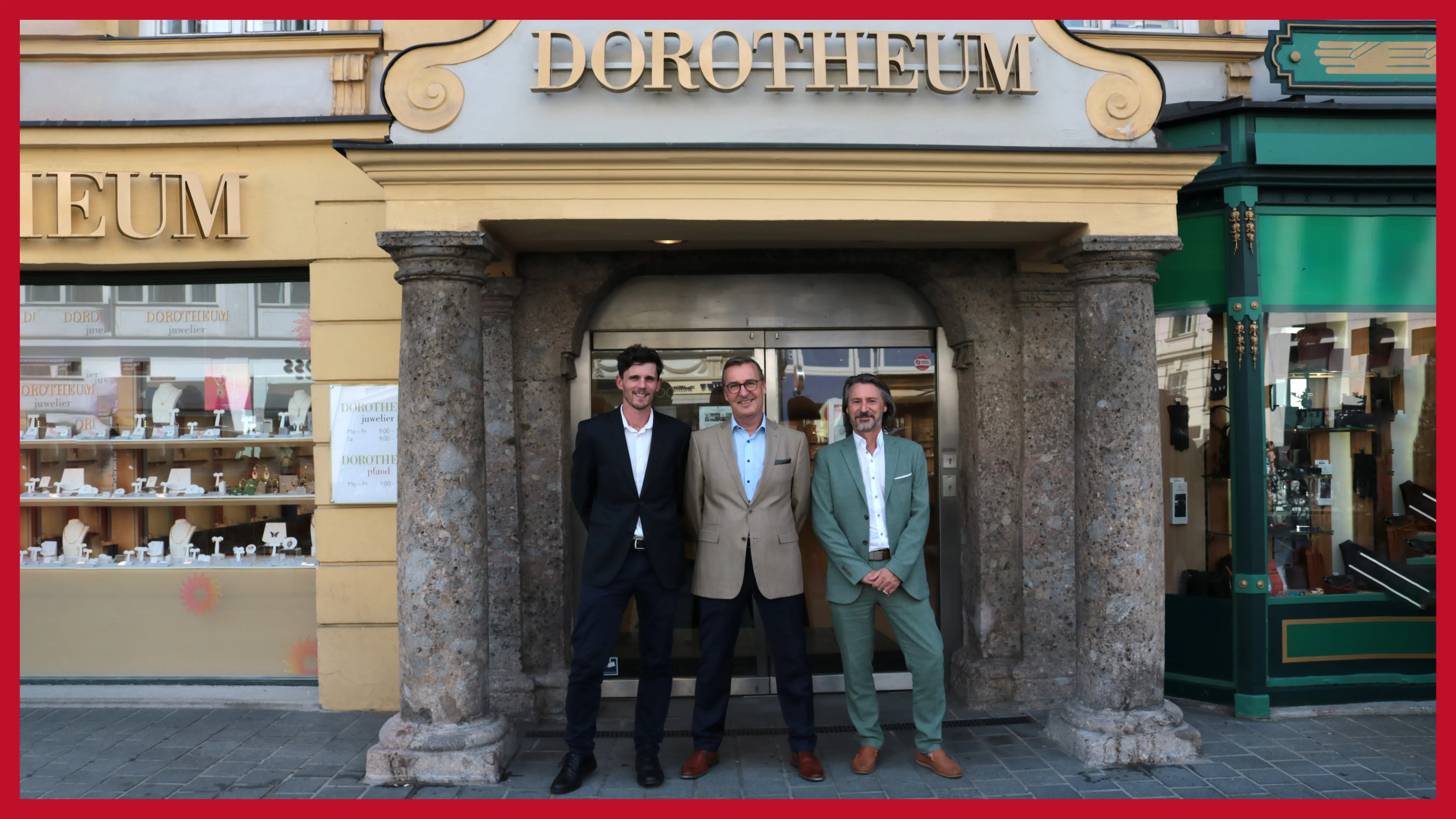 Das Team der Pfandleihe Innsbruck Innenstadt dreikoepfiges-team-vor-der-filiale-unter-einem-torbogen-aus-marmor