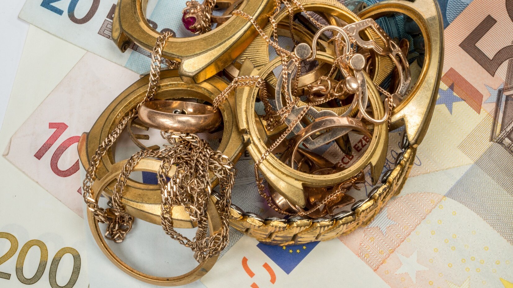 Goldschmuck auf Geldscheinen