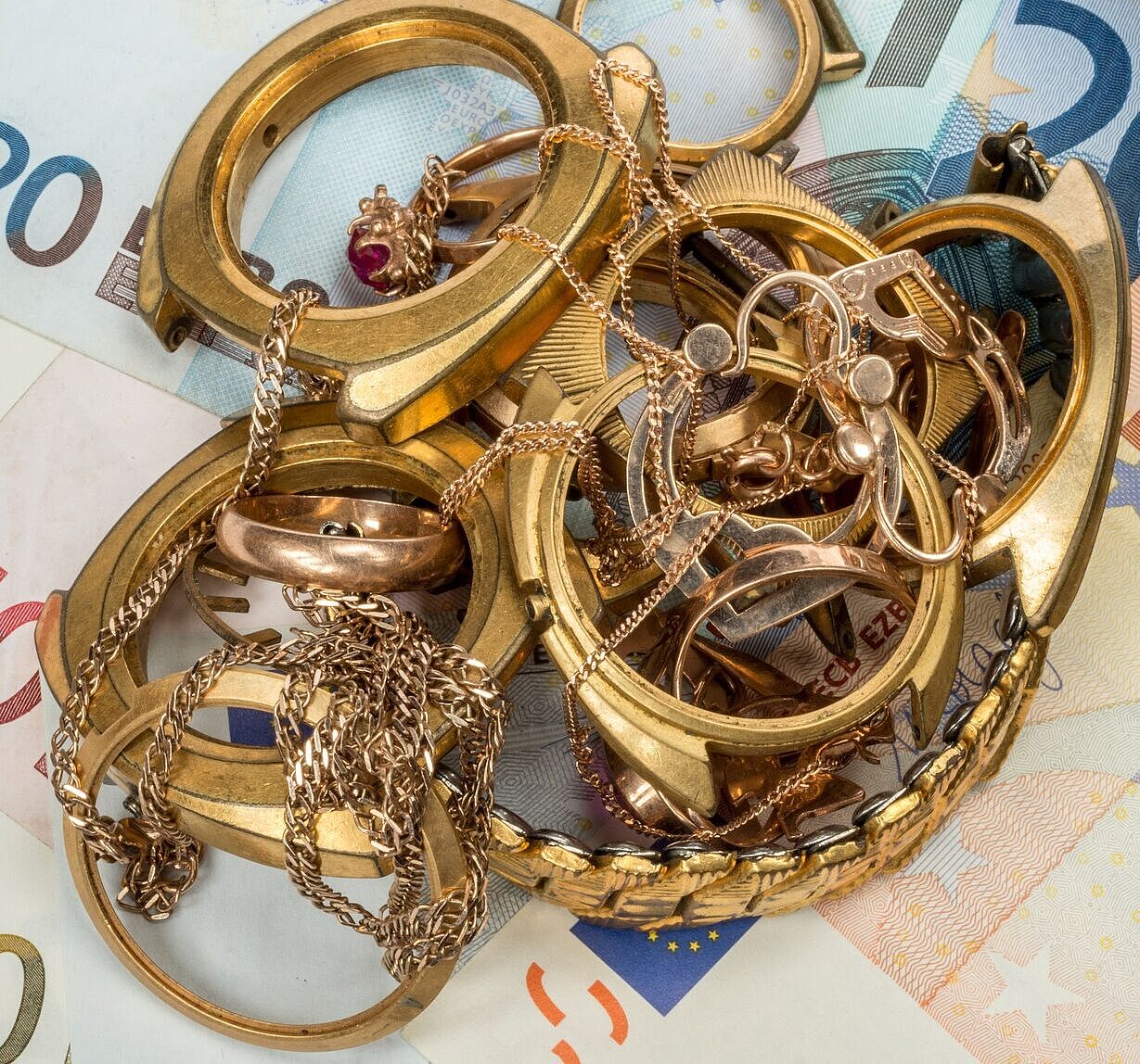 Goldschmuck auf Geldscheinen