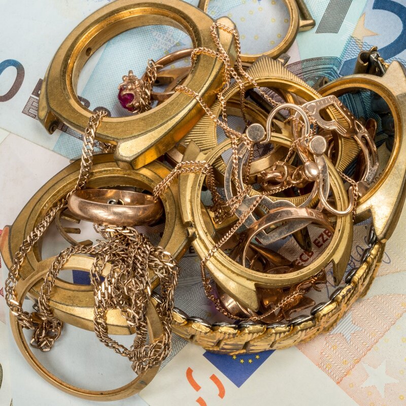Goldschmuck auf Geldscheinen