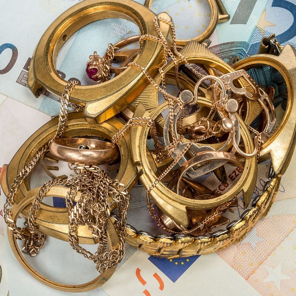 Goldschmuck auf Geldscheinen