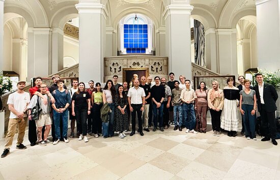Gruppenfoto: Ein Besuch im Dorotheum Juwelenlabor