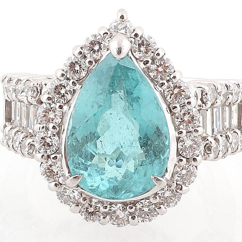 4-7/4-8 Paraiba Turmalin Ring ca. 4 ct Platin 900, Brillanten und Diamanten im Baguetteschliff zus. ca. 1,40 ct, 13,5 g