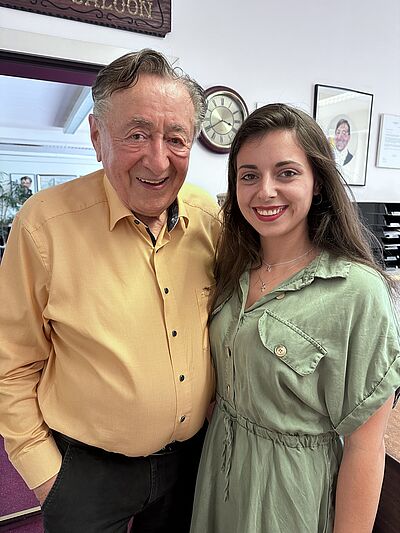 Richard Lugner mit Dorotheum-Schätzmeisterin Claudia Fusch in der Lugner City.