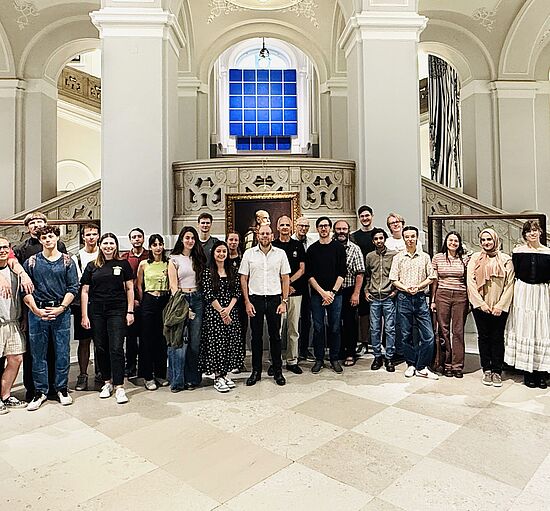 Gruppenfoto: Ein Besuch im Dorotheum Juwelenlabor