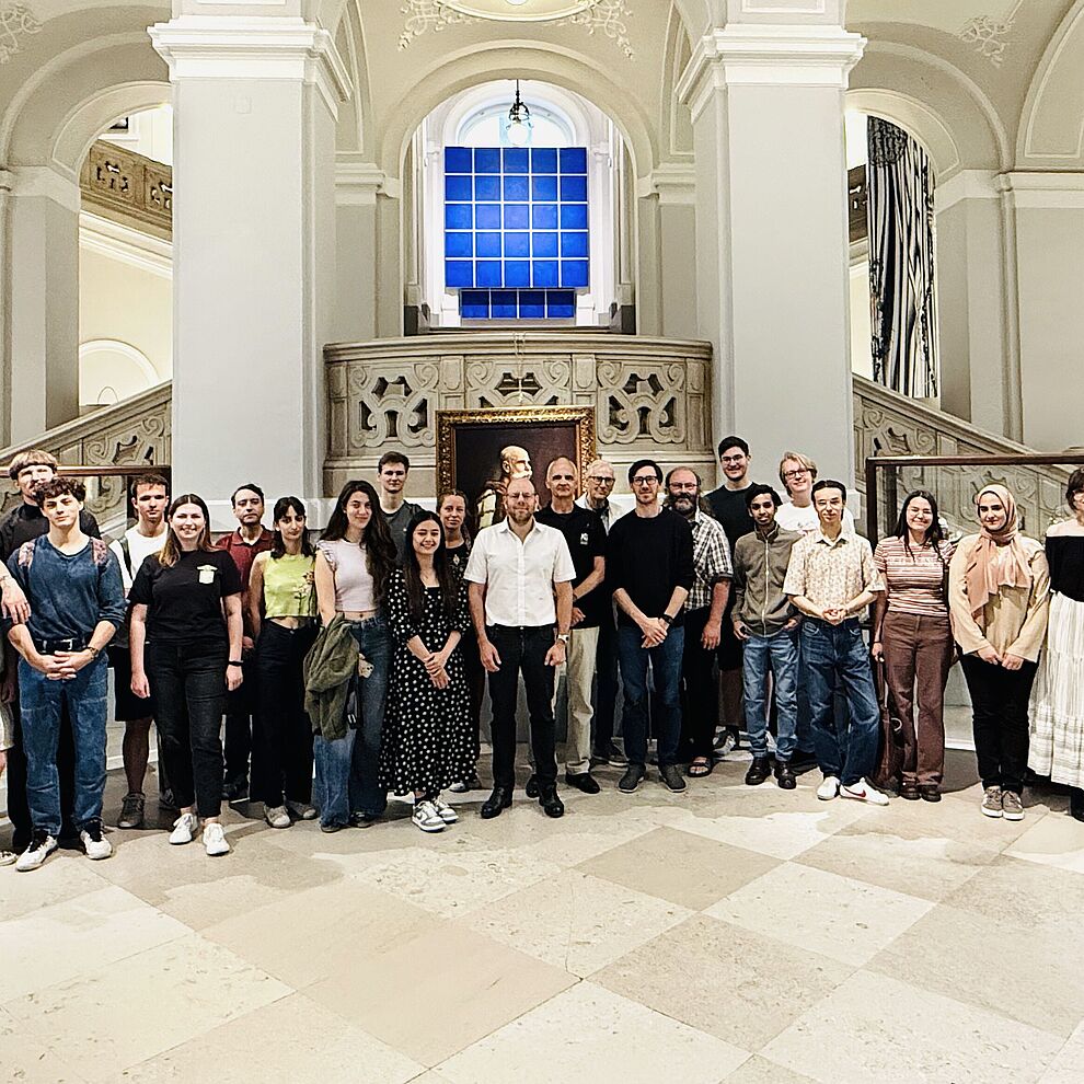 Gruppenfoto: Ein Besuch im Dorotheum Juwelenlabor