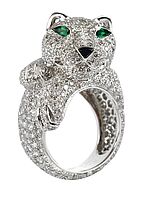 Cartier Brillantring Panther, zus. ca. 8 ct Weißgold 750, Smaragde im Tropfenschliff zus. ca. 0,15 ct, ein Onyx; Meistbot: EUR 32000