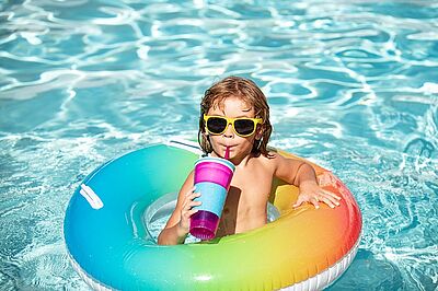 Ferien zu Hause im Pool als Sommer Aktivität