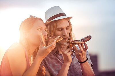 Pizza essen als Aktivität in den Ferien zu Hause