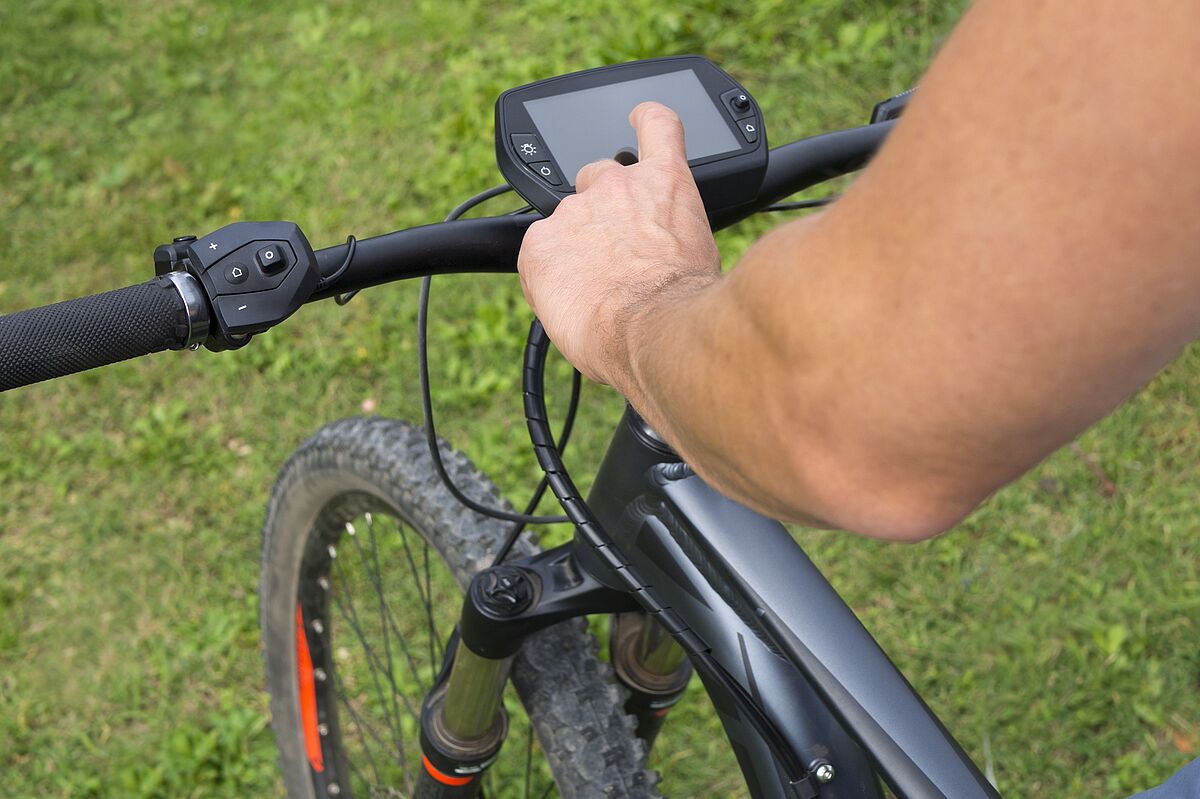 Mann bedient Display am E-Bike