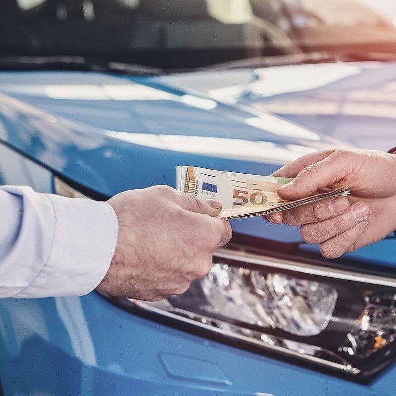 Autopfand-Kunde bekommt Geld und kann das Auto weiterhin benutzen.