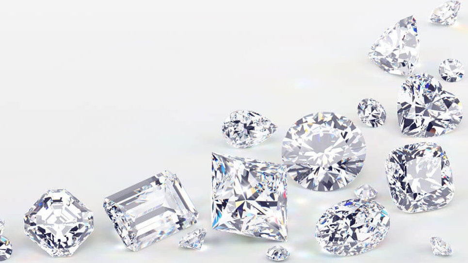 Diamanten in allen Schliffen auf weißem Hintergrund