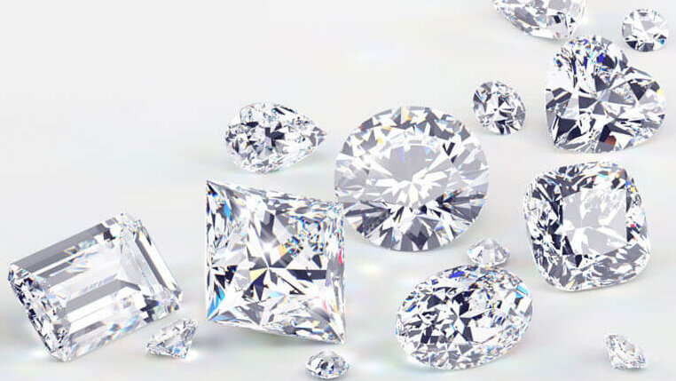 Diamanten in allen Schliffen auf weißem Hintergrund