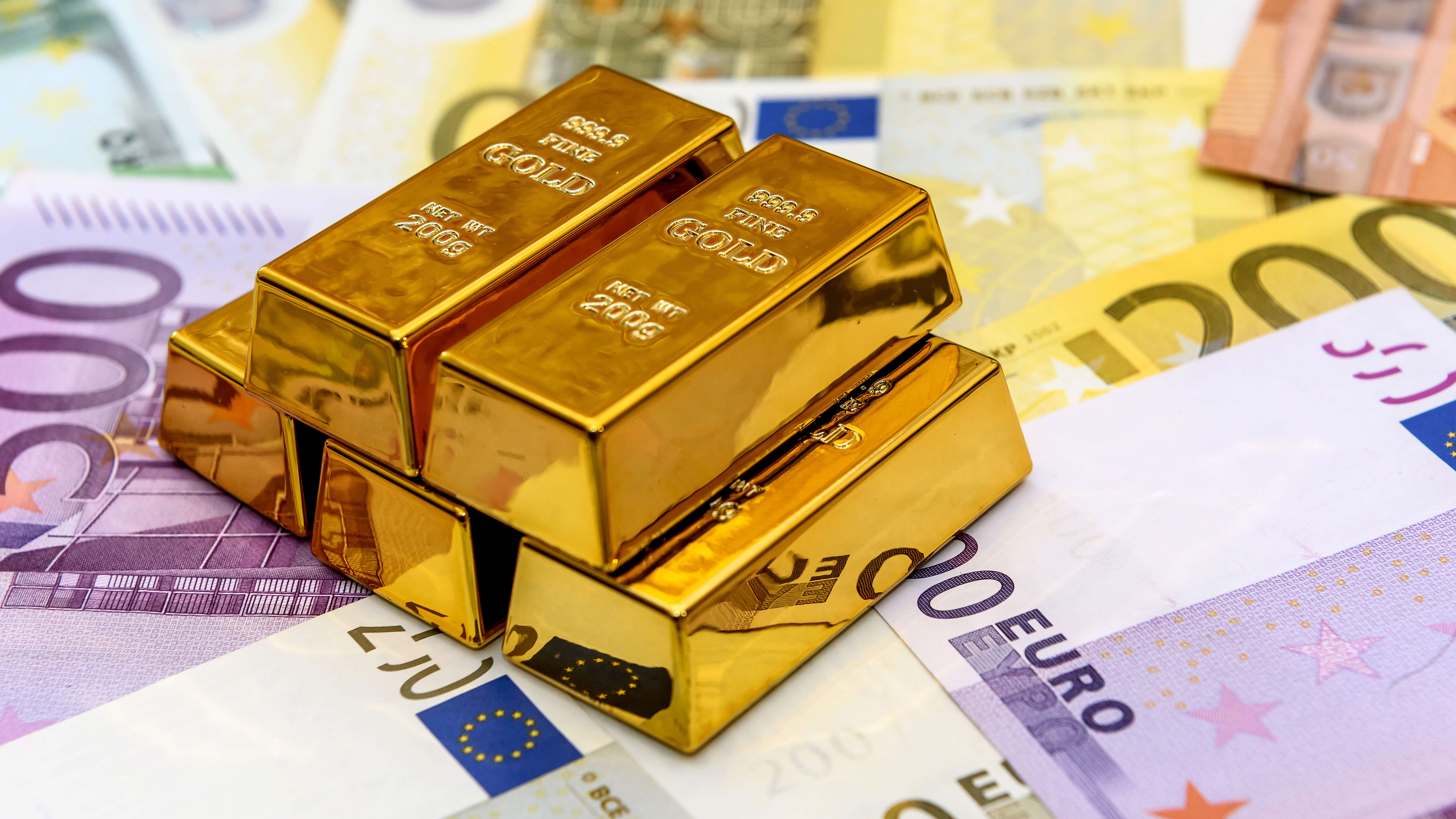 Pfanddarlehen oder Goldankauf: Bargeld mit Goldbarren