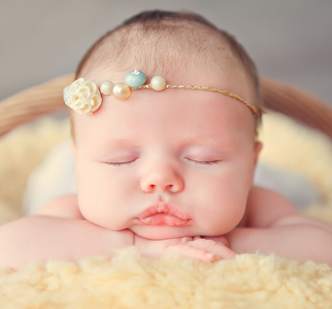 Schmuck aus Muttermilch am Kopf eines Babys