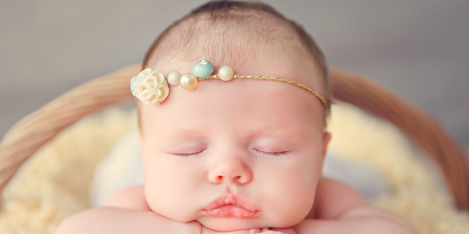 Schmuck aus Muttermilch am Kopf eines Babys