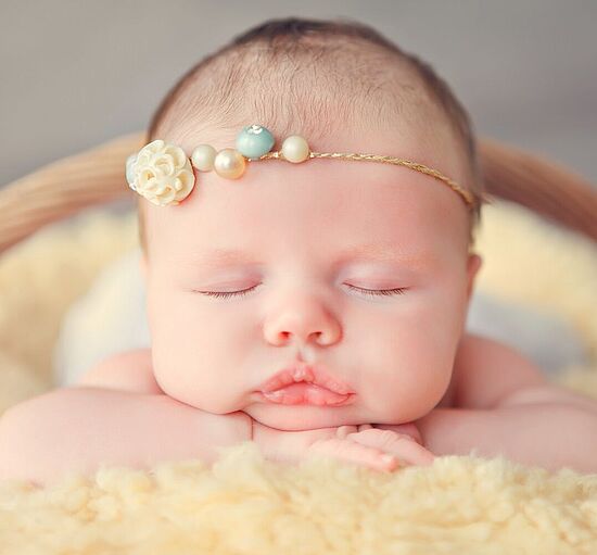 Schmuck aus Muttermilch am Kopf eines Babys