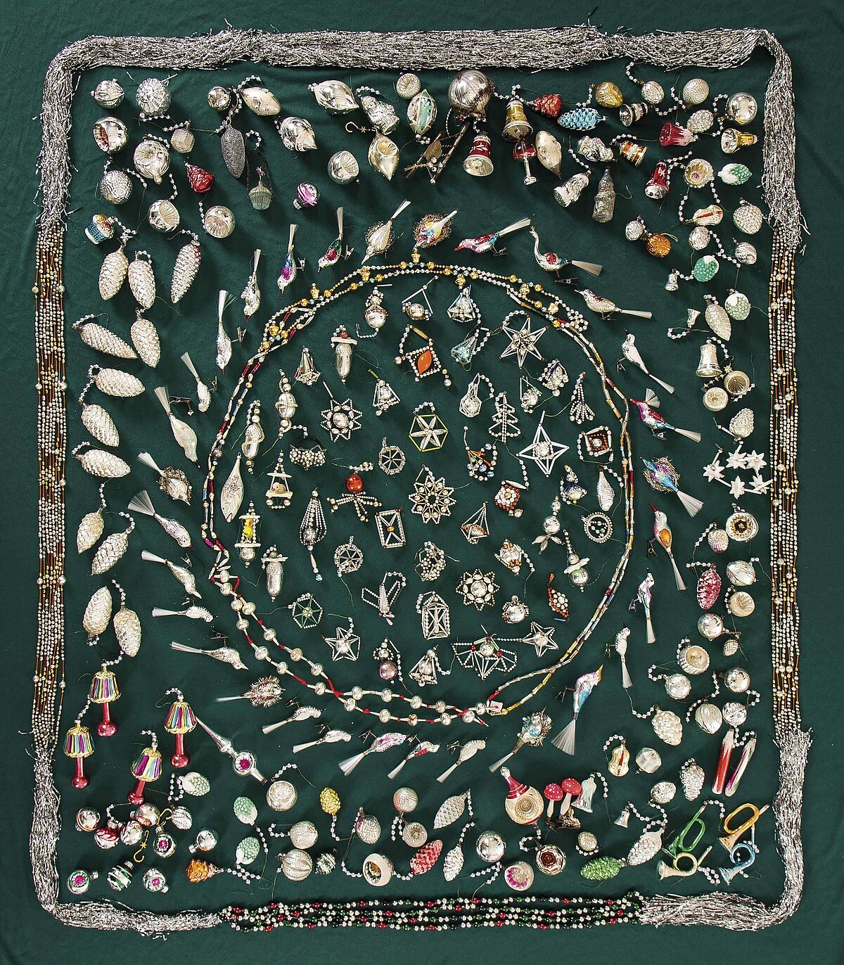 Konvolut Gablonzer Christbaumschmuck, Lauscha u.a., um 1900 und später farbloses Glas, bunt und silberfarben dekoriert, ca. 240 Stück : u.a. Vögel, Zapfen, Glocken, Kugeln, Trompeten, Ketten, verschiedene Anhänger aus kleinen Perlen, Kugeln und Stäben, Lametta, beschädigt Rufpreis 2000 Euro, (c) Dorotheum