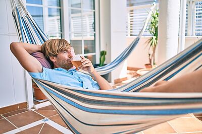 Ferien in der Hängematte am Balkon zu Hause genießen