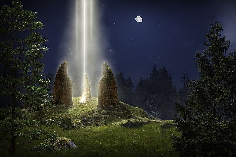 Steintempel im Wald, vom Mond beschienen
