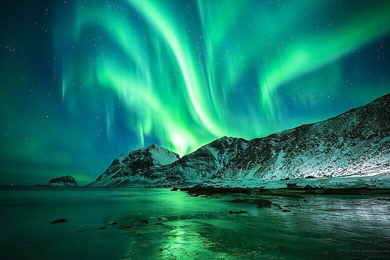 Berge mit Polarlichtern am Himmel