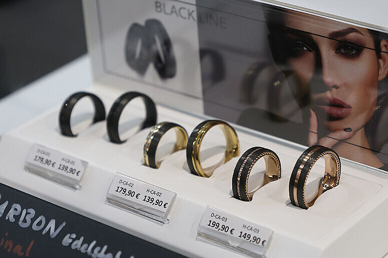 Ringe aus Edelstahl mit Gold und Carbon kombiniert