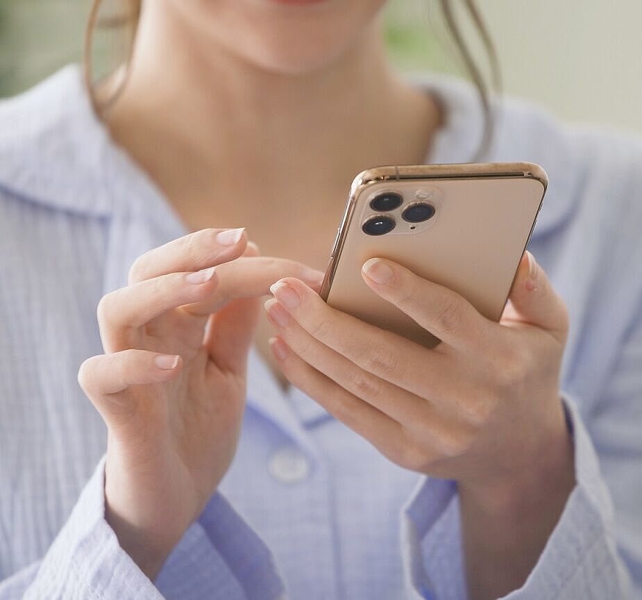 Frau bedient Smartphone für ein Technik Darlehen