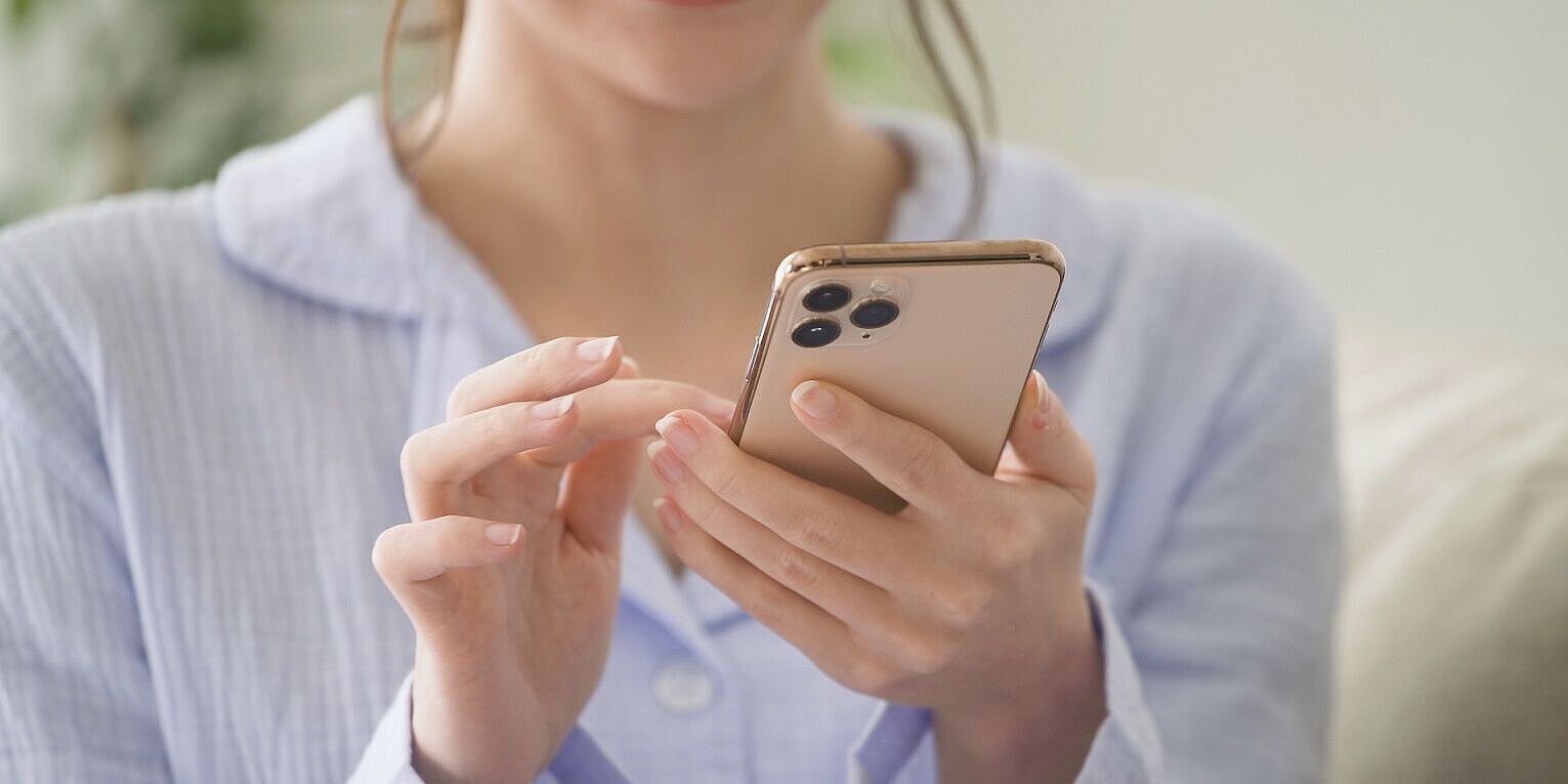 Frau bedient Smartphone für ein Technik Darlehen