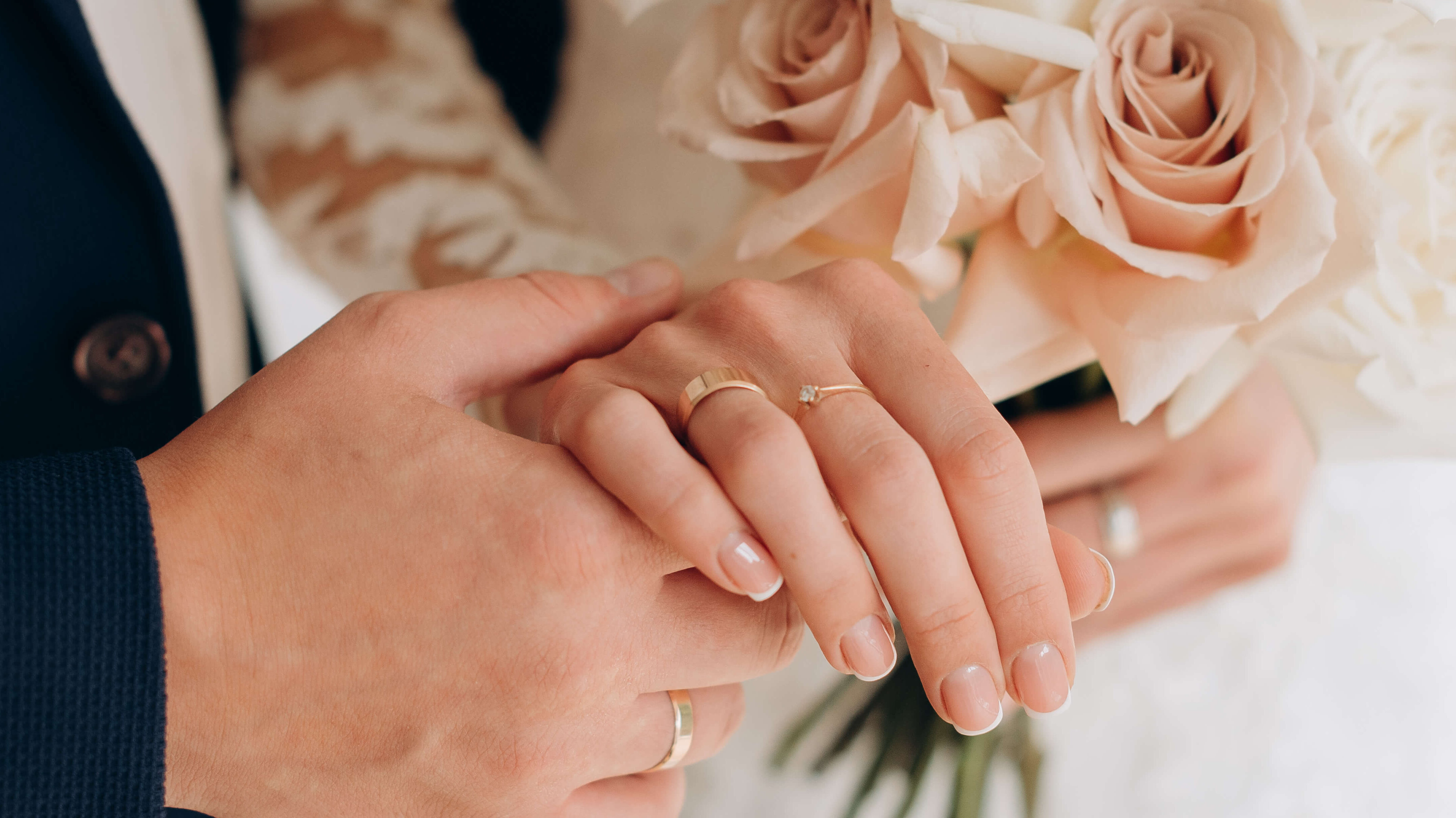 Trauringe in Peach Fuzz 