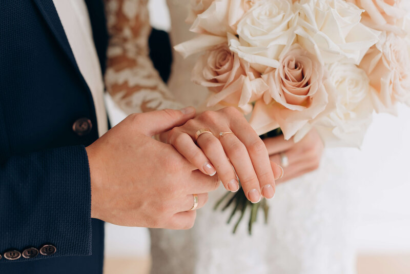 Trauringe in Peach Fuzz 