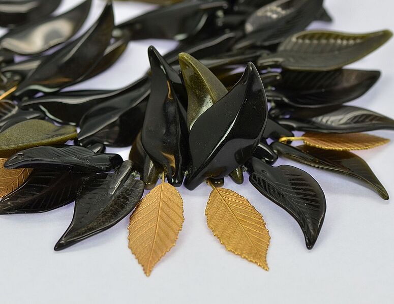 Halskette mit Blättern aus Gold und Feldspat