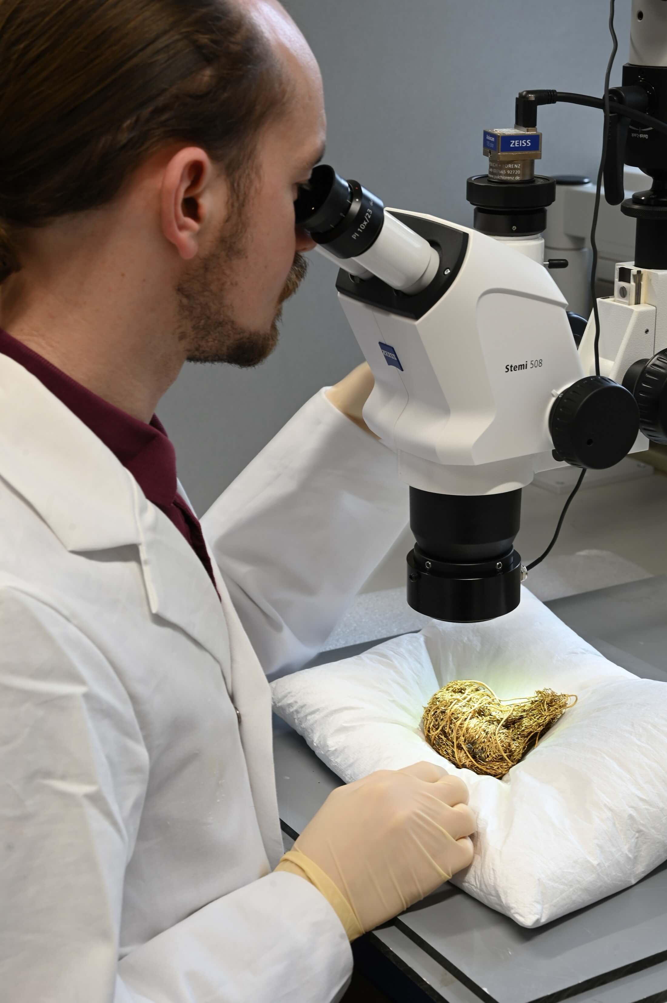 Erforschung des Goldfunds Ebreichsdorf Goldfund aus Ebreichdorf wird erforscht.