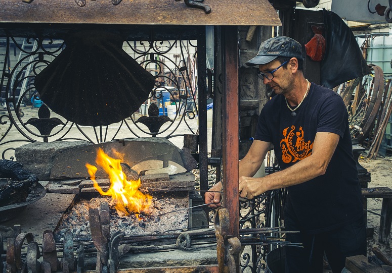 Schmied Jesus bei seiner Arbeit in Ayegui