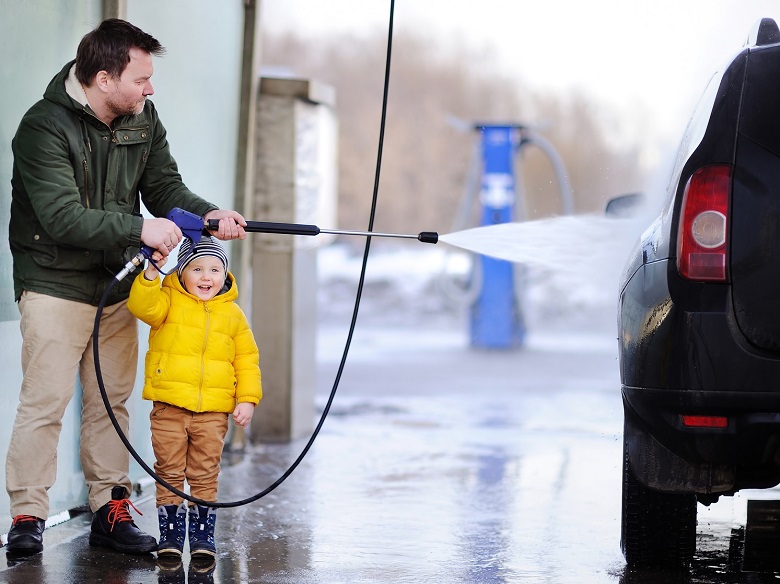 Vater und Sohn beim Auto waschen