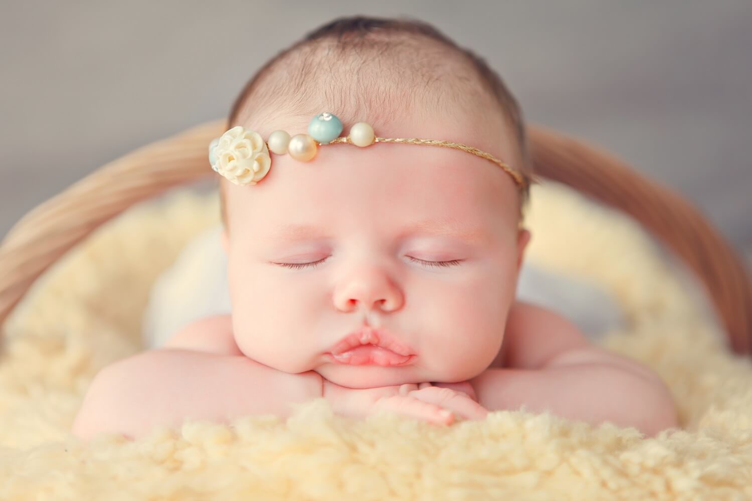 Schmuck aus Muttermilch am Kopf eines Babys