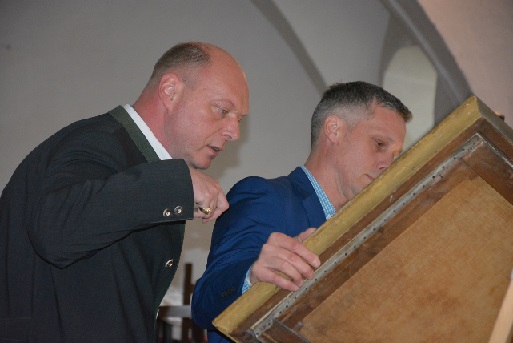 Ernst Bauer, Christian Tschuk (v.l.n.r.) Ernst Bauer und Dorotheum-Experte Christian Tschuk betrachten ein Gemälde