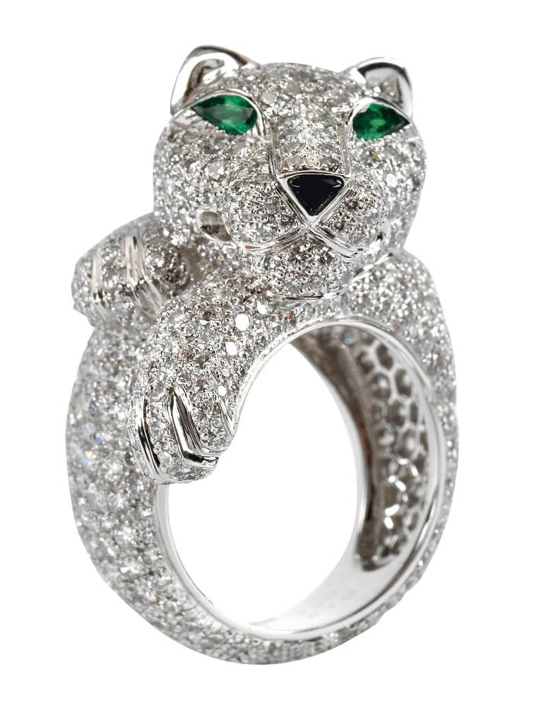 Cartier Brillantring "Panther", Meistbot 32.000 Euro © Dorotheum Cartier Brillantring Panther, zus. ca. 8 ct Weißgold 750, Smaragde im Tropfenschliff zus. ca. 0,15 ct, ein Onyx; Meistbot: EUR 32000
