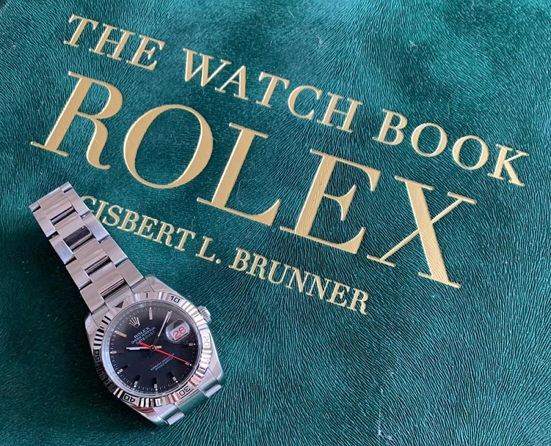 Rolex Thunderbird liegt auf Uhren-Buchcover